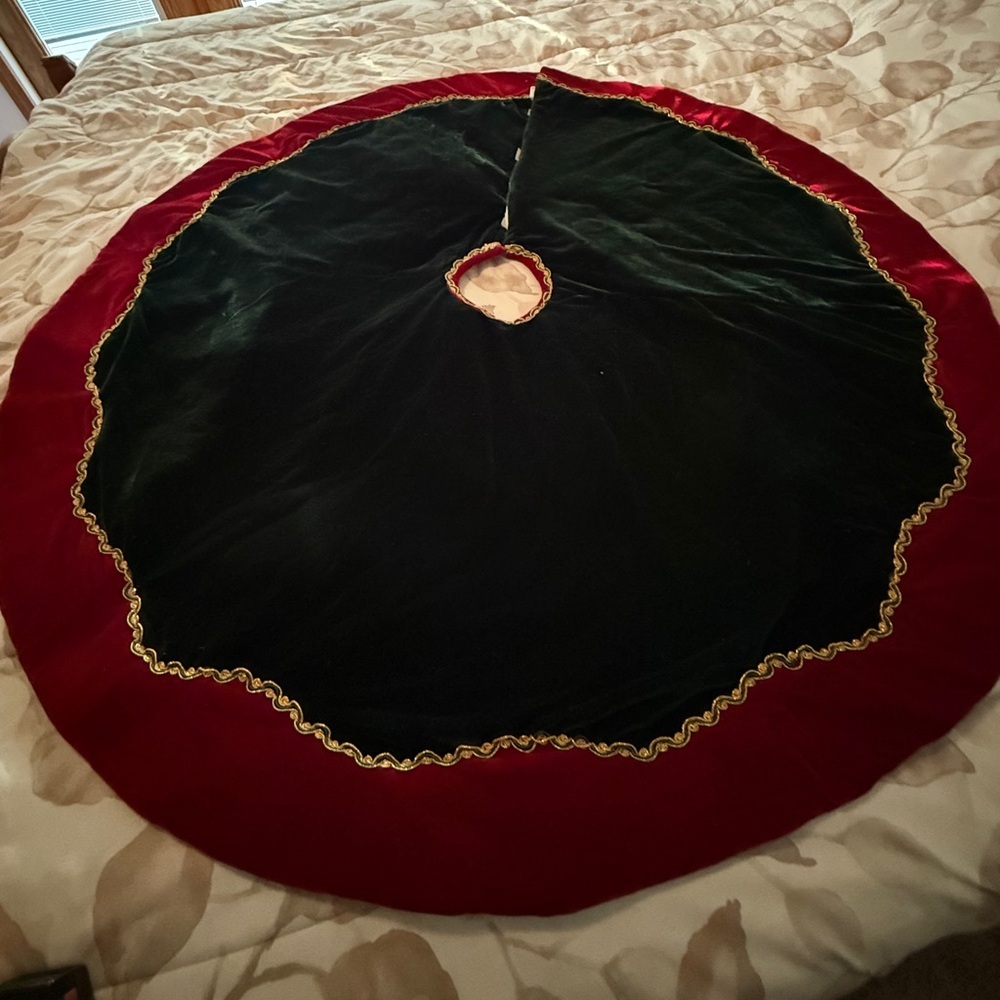 Vintage Red and Green Velvet Round Tree Skirt with Gold Trim Christmas Holiday